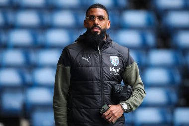West Bromwich Albion 'dan Yann M' Vila, 10 Nisan 202 'de Birleşik Krallık' ın West Bromwich Albion-Rotherham United maçından önce geldi.