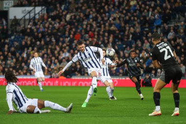 West Bromwich Albion 'dan John Swift 10 Nisan 202' de The Hawthorns, West Bromwich, Birleşik Krallık 'ta West Bromwich Albion-Rotherham United maçında barın üzerinden şut attı.