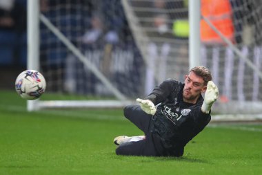 West Bromwich Albion takımından Alex Palmer, 10 Nisan 202 'de İngiltere' nin Hawthorns kentinde oynanan West Bromwich Albion-Rotherham United maçında maç öncesinde ısınıyor.