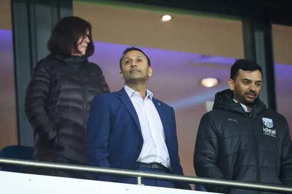 Shilen Patel Vorsitzender Von West Bromwich Albion Beobachtet Die Aufwärmübungen — Stockfoto
