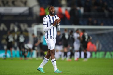 West Bromwich Albion 'dan Semi Ajayi, 10 Nisan 202' de The Hawthorns, West Bromwich, Birleşik Krallık 'ta oynanan West Bromwich Albion-Rotherham United maçında taraftarlarını tam zamanlı alkışlıyor.