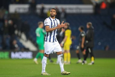 West Bromwich Albion 'dan Darnell Furlong, 10 Nisan 202' de İngiltere 'de The Hawthorns, West Bromwich, West Bromwich' de oynanan West Bromwich Albion-Rotherham United maçında taraftarlarını tam zamanlı alkışlıyor.
