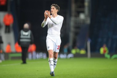 West Bromwich Albion 'dan Adam Reach, 10 Nisan 202' de Birleşik Krallık 'ta The Hawthorns, West Bromwich, West Bromwich United' a karşı oynanan Sky Bet Şampiyonası karşılaşmasında taraftarlarını tam zamanlı alkışlıyor.