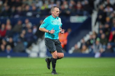 Hakem Geoff Eltringham, Gök İddia Şampiyonası maçı sırasında West Bromwich Albion, Rotherham United 'a karşı The Hawthorns, West Bromwich, İngiltere, 10 Nisan 202