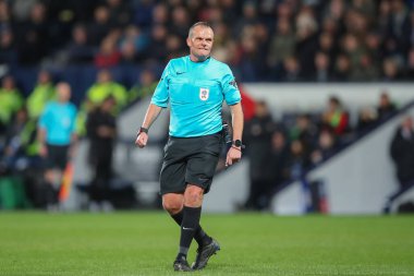 Hakem Geoff Eltringham, Gök İddia Şampiyonası maçı sırasında West Bromwich Albion, Rotherham United 'a karşı The Hawthorns, West Bromwich, İngiltere, 10 Nisan 202