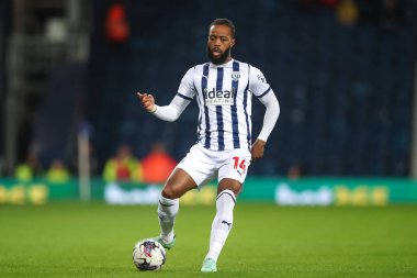West Bromwich Albion 'dan Nathaniel Chalobah topu geçiyor, 10 Nisan 202' de West Bromwich Albion, The Hawthorns, West Bromwich, İngiltere 'de Rotherham United maçında.