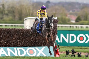 Paul Townend 'in bindiği Il Etait Temps, Randox Grand National 2024 Aintree Yarış Pisti, Liverpool, İngiltere' de düzenlenen 1.