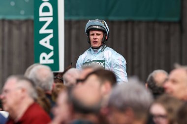 Paul Townend, 11 Nisan 'da Aintree Yarış Pisti, Liverpool, Birleşik Krallık' ta düzenlenen Randox Grand National 2024 Açılış Günü sırasında saat 14.20 'de Kargese' de ikinci bitirdikten sonra 4-y-o Gençlik Engeli (Sınıf 1) yarışına geri dönüyor.