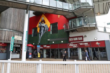 Aintree Yarış Pisti 'ndeki Red Rum barının genel görünümü, 11 Nisan 202, Aintree Yarış Pisti' ndeki Randox Grand National 2024 Açılış Günü öncesinde