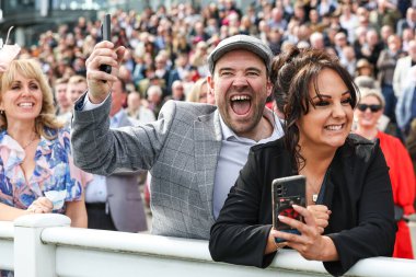 Yarışçılar, 11 Nisan 202 'de İngiltere' nin Liverpool kentindeki Aintree Yarış Pisti 'nde düzenlenen Randox Grand National 2024 Açılış Günü' nde kutlama yapıyorlar.