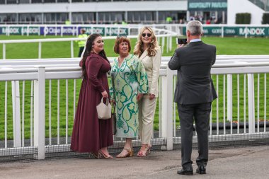 Yarışçılar, 11 Nisan 202 'de Aintree Yarış Pisti, Liverpool' da düzenlenen Randox Grand National 2024 Açılış Günü 'nde bitiş çizgisinde fotoğraf çekiyorlar.