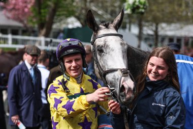 Paul Townend 'in bindiği Il Etait Temps saat 13: 45 Manifesto Çan Saati (Sınıf 1), Birleşik Krallık Aintree Yarış Pisti, Liverpool' daki Randox Grand National 2024 Açılış Günü 'nde çayıra gelir.