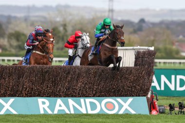 Ginny 'nin Kaderi, 13: 45' te Aintree Yarış Pisti, Liverpool, Birleşik Krallık, 11 Nisan 2024 'te düzenlenen Yakın Kardeşler Manifestosu Çan Saati (1. Sınıf) Randox Ulusal 2024 Açılış Günü' nde liderliği devraldı.