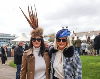 Randox Grand National 2024 Açılış Günü boyunca yarışçılar Aintree Yarış Pisti, Liverpool, İngiltere, 11 Nisan 202