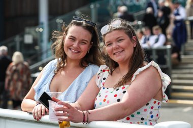 Randox Grand National 2024 Açılış Günü boyunca yarışçılar Aintree Yarış Pisti, Liverpool, İngiltere, 11 Nisan 202