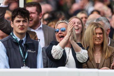 Yarışçılar, Paul Townend 'in sürdüğü Il Etait Temps' ın Randox Grand National 2024 Açılış Günü Aintree Yarış Pisti, Liverpool, Birleşik Krallık 'ta saat 13.45' te Yakın Kardeşler Manifesto Çan Saati (Sınıf 1) yarışını kazanmasını kutluyor.