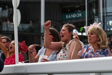 Yarışmacılar, Nico de Boinville 'in sürdüğü Sir Gino' nun Randox Grand National 2024 Açılış Günü Aintree Yarış Pisti, Liverpool, Birleşik Krallık, 11 Nisan 202 'de düzenlenen 4-y-o Gençlik Engeli (Sınıf 1) yarışını kazanmasını kutluyorlar.