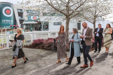 Halkın ilk üyeleri, 11 Nisan 202 'de İngiltere' nin Liverpool kentindeki Aintree Yarış Pisti 'ne Randox Grand National 2024 Açılış Günü öncesinde geldi.