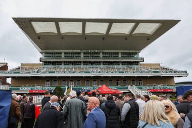 Bahisçiler, 11 Nisan 202 'de Aintree Yarış Pisti, Liverpool' daki Randox Grand National 2024 Açılış Günü 'nün önünde Prenses Kraliyet Standı' nın bebeğini imzaladılar.