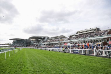 Stands, 11 Nisan 202 'de İngiltere, Liverpool' daki Aintree Yarışı 'nda yapılacak olan Randox Grand National 2024 Açılış Günü' nde günün ilk yarışı öncesinde doluyor.