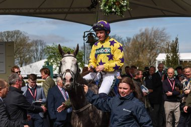 Paul Townend 'in sürdüğü Il Etait Temps saat 13: 45' te kazandı Yakın Kardeşler Manifestosu Çan Çan Kovalamacası (Sınıf 1) Randox Grand National 2024 Açılış Günü Aintree Yarış Pisti, Liverpool, Birleşik Krallık