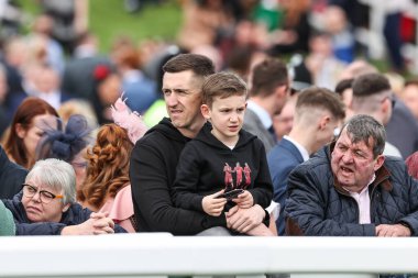 Randox Grand National 2024 Açılış Günü boyunca yarışçılar Aintree Yarış Pisti, Liverpool, İngiltere, 11 Nisan 202