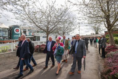 Halkın ilk üyeleri, 11 Nisan 202 'de İngiltere' nin Liverpool kentindeki Aintree Yarış Pisti 'ne Randox Grand National 2024 Açılış Günü öncesinde geldi.