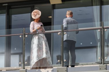 Yarış taraftarları, 11 Nisan 202 'de Aintree Yarış Pisti, Liverpool' daki Randox Grand National 2024 Açılış Günü 'nün önünde tribünlerde pozisyon almaya başladılar.