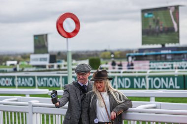 Yarışa katılanlar, 11 Nisan 202 'de Aintree Yarış Pisti, Liverpool' daki Randox Grand National 2024 Açılış Günü 'nde bitiş çizgisinde selfie çekiyorlar.