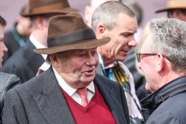 Antrenör Nicky Henderson 14: 20 yarışını kazandıktan sonra Birleşik Krallık 'ın Liverpool şehrinde düzenlenen Randox Grand Grand 2024 Açılış Günü' nde Boodles 4-y-o Juvenile Engeli (1. Sınıf) kazandı.