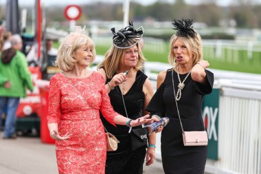 Yarışçılar, Randox Grand National 2024 Açılış Günü 'nde İngiltere' nin Liverpool kentindeki Aintree Yarış Pisti 'ne geldiler.