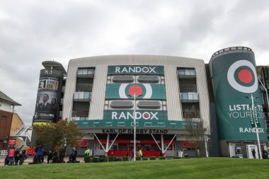 Aintree Yarış Kontu 'nun Randox Grand National 2024 Açılış Günü' nde Aintree Yarış Pisti 'ndeki standı, 11 Nisan 202