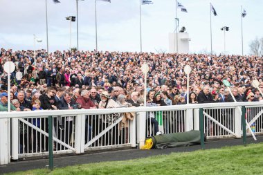 Stands, 11 Nisan 202 'de İngiltere, Liverpool' daki Aintree Yarışı 'nda yapılacak olan Randox Grand National 2024 Açılış Günü' nde günün ilk yarışı öncesinde doluyor.