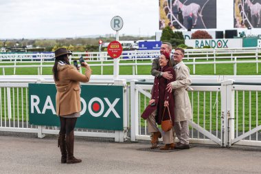 Yarışçılar, 11 Nisan 202 'de Aintree Yarış Pisti, Liverpool' da düzenlenen Randox Grand National 2024 Açılış Günü 'nde bitiş çizgisinde fotoğraf çekiyorlar.