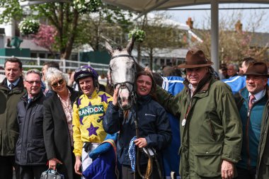 Paul Townend 'in bindiği Il Etait Temps saat 13: 45 Manifesto Çan Saati (Sınıf 1), Birleşik Krallık Aintree Yarış Pisti, Liverpool' daki Randox Grand National 2024 Açılış Günü 'nde çayıra gelir.