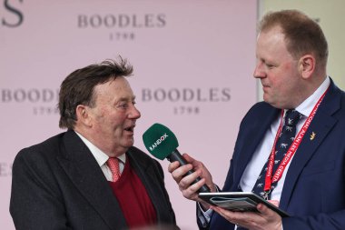 Sir Gino 'nun antrenörü Nicky Henderson 14.20 yarışını kazandıktan sonra Randox Grand 2024 Aintree Yarış Pisti, Liverpool, İngiltere' de düzenlenen Aintree Yarış Açılış Günü sırasında Boodles 4-y-o Juvenile Engeli (Sınıf 1) kazandı.