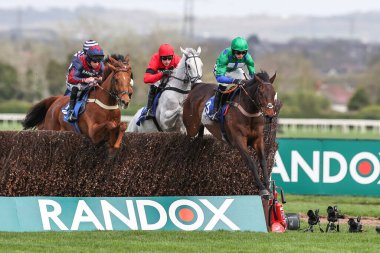 Ginny 'nin Kaderi, 13: 45' te Aintree Yarış Pisti, Liverpool, Birleşik Krallık, 11 Nisan 2024 'te düzenlenen Yakın Kardeşler Manifestosu Çan Saati (1. Sınıf) Randox Ulusal 2024 Açılış Günü' nde liderliği devraldı.