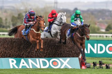 Ginny 'nin Kaderi, 13: 45' te Aintree Yarış Pisti, Liverpool, Birleşik Krallık, 11 Nisan 2024 'te düzenlenen Yakın Kardeşler Manifestosu Çan Saati (1. Sınıf) Randox Ulusal 2024 Açılış Günü' nde liderliği devraldı.