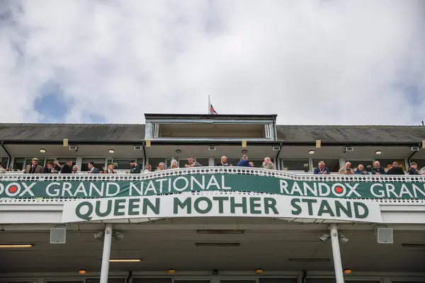 Участники Гонки Стенде Королевы Матери Время Открытия Randox Grand National — стоковое фото