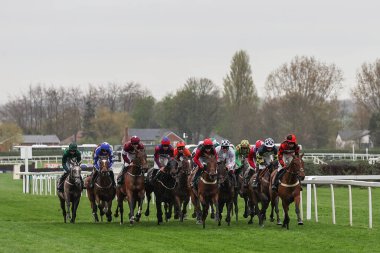 Kielan Woods 'un sürdüğü Diva Luna, 11 Nisan 202' de İngiltere 'nin Liverpool kentinde düzenlenen Randox Grand National 2024 Açılış Günü' nde ilk turda yarışı önde götürüyor.