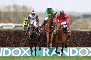 Gerri Kolombiya 'ya Jack Kennedy ve Ahoy Senor bindi Derek Fox' un bindiği 2.55 'lik William Hill Bowl Çan Çan Saati (1. Sınıf) Randox Grand National 2024 Açılış Günü Aintree Yarış Pisti, Liverpool, Birleşik Kingd