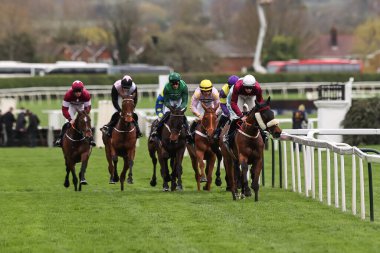 William Hill Aintree Engeli (1. Sınıf) koşucuları, 11 Nisan 202 'de Aintree Yarış Pisti' nde düzenlenen Randox Grand National 2024 Açılış Günü sırasında