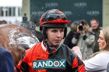 Kielan Woods, 11 Nisan 2024 'te Aintree Yarış Pisti' nde düzenlenen Randox Grand National 2024 Açılış Günü 'nde Goffs UK Nickel Coin Mares Standart Açık NH Flat (2. derece) yarışını kazandı.