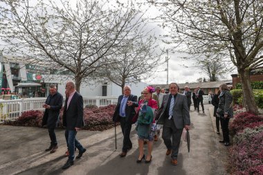 Halkın ilk üyeleri, 11 Nisan 202 'de İngiltere' nin Liverpool kentindeki Aintree Yarış Pisti 'ne Randox Grand National 2024 Açılış Günü öncesinde geldi.
