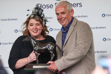 At sahibi Bay Andy Peake ödülü, 11 Nisan 202 'de Aintree Yarış Pisti' nde düzenlenen Randox Grand National 2024 Açılış Günü 'nde Red Rum Handicap Çan Saati (1. Sınıf) ödülünü kazandıktan sonra aldı.