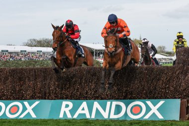 Derek Fox 'un bindiği ve Harry Cobden' ın bindiği Bravemansgame, Randox Grand National 2024 Açılış Günü 'nde 14.55' te kazanan William Hill Bowl Çan Saati (1.