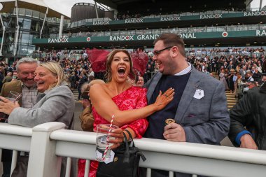 Yarışçılar, 11 Nisan 202 'de İngiltere' nin Liverpool kentindeki Aintree Yarış Pisti 'nde düzenlenen Randox Grand National 2024 Açılış Günü' nde kutlama yapıyorlar.