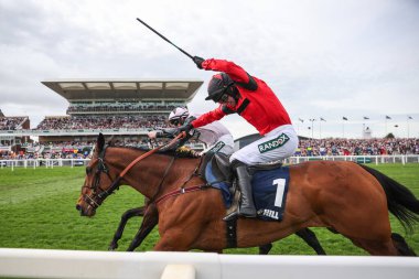 Gerri Kolombiya 'ya Jack Kennedy ve Ahoy Senor bindi Derek Fox' un bindiği 2.55 'lik William Hill Bowl Çan Çan Saati (1. Sınıf) Randox Grand National 2024 Açılış Günü Aintree Yarış Pisti, Liverpool, Birleşik Kingd