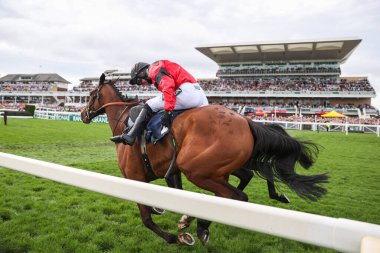 Gerri Kolombiya 'ya Jack Kennedy ve Ahoy Senor bindi Derek Fox' un bindiği 2.55 'lik William Hill Bowl Çan Çan Saati (1. Sınıf) Randox Grand National 2024 Açılış Günü Aintree Yarış Pisti, Liverpool, Birleşik Kingd