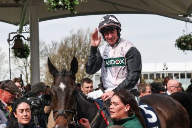 Jack Kennedy 'nin bindiği Gerri Colombe, 11 Nisan 202' de Aintree Yarış Pisti 'nde düzenlenen Randox Grand National 2024 Açılış Günü' nde William Hill Bowl Çan Saati 'ni (1. Sınıf) kazandı.